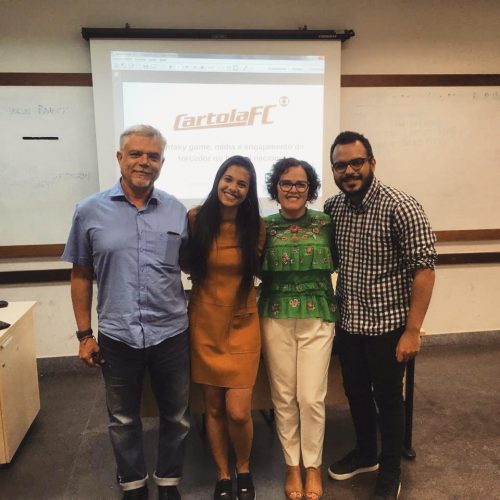 Banca avaliadora do meu TCC. Da esquerda para a direita, André Lemos (meu orientador), eu, Suzana Barbosa (avaliadora) e Daniel Marques (avaliador)