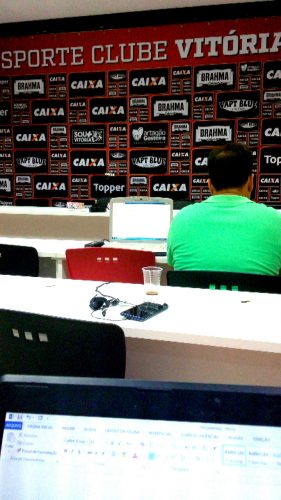 Espaço da coletiva de imprensa com o novo técnico do Vitória, Marcelo Chamusca
