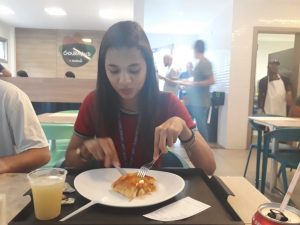 Marina desfrutando de um bom lanche, logo após ofender o fotógrafo (Foto: Gabriel Moura)